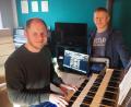Bild: bl
Florian Sorgenfrei und sein Vater Michael haben vor einem Jahr eine transportable digitale Orgel gebaut. Das Instrument hat sich bewährt.