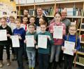 Bild: exb
Schulleiter Christian Schwab (hinten Mitte) gratulierte und überreichte jeweils eine Teilnahme-Urkunde.
