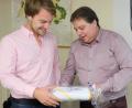 Bild: ohr
Der stellvertretende Geschäftsstellenleiter der Verwaltungsgemeinschaft (VG) Schwarzenfeld und Begleiter der Sitzungen des Gemeinderats Schwarzach als Protokollführer, Markus Gebhard (links), wechselt ab März 2019 zur VG Pfreimd. Bürgermeister Hans Gradl (rechts) bedankt sich für die gute Zusammenarbeit mit einem Präsent.
.