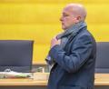 Bild: Armin Weigel/dpa
Joachim Wolbergs (SPD), der suspendierte Oberbürgermeister von Regensburg, steht im Verhandlungssaal des Landgerichts.