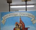 Bild: gi
Das von der Kirchenmalerin Monika Müllner erstellte Gemälde des heiligen Florian soll in Kürze am Feuerwehrhaus in Saubersrieth angebracht werden, wenn es die Wehr dann noch gibt.