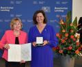 Bild: Bayerischer Landtag, Rolf Poss
Petra Dettenhöfer (links) bekommt von Landtagspräsidentin Ilse Aigner die Verfassungsmedaille in Silber