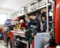 Bild: njn
Die Schüler der 3 a informierten sich im Feuerwehrhaus über die Arbeit der Feuerwehr.