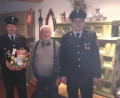 Bild: exb
Jubilar Alert Schicker (Zweiter von rechts) zusammen mit der Delegation der Feuerwehr Münchenreuth.