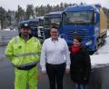 Bild: tr
Patrick Bachsmann (links) hatte die Idee, mit einem Lkw-Konvoi auf die Typisierungsaktion für Hugo aufmerksam zu machen. Marion und Sebastian Forster, Geschäftsführer des Liebensteiner Kartonagenwerks, waren sofort begeistert. Marion Forster sorgte für die entsprechenden Genehmigungen. Patrick Bachsmann ist schon viel für Kurierdienste gefahren und weiß: „In vielen Gegenden Deutschlands sind solche Aktionen ganz normal.“