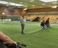 Bild: no
Ein eingespieltes Helfer-Team sorgt dafür, dass der Kunstrasen zur Zufriedenheit der Fußballer richtig verlegt wird.