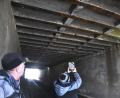 Bild: Petra Hartl
Ein Mann fotografiert den Schaden an der Brücke in der Kokereistraße in Amberg.