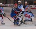 Bild: gb
Gefahr vor dem Weidener Kasten: Die Blue Devils verloren am Freitagabend das Derby bei den Selber Wölfen mit 1:6.