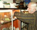 Archivbild: cr
Vorsichtig holt Karl Bauer das Fundstück aus dem Schrank. In Fachkreisen gilt er als Experte für Mineralogie.