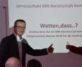 Bild: mde
„Top, die Wette gilt!“, mit diesen Worten, per Handschlag und mit mit erhobenem Daumen schließen Bürgermeister Werner Nickl für die Stadt Kemnath und BRK-Bereitschaftsleiterin Kristina Konz eine Wette ab, die beiden eine Herzensangelegenheit ist.