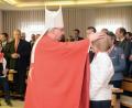 Bild: Gabi Schönberger
Auf Wunsch der Malteser gibt Diözesanbischof Rudolf Voderholzer während des Pontifikalgottesdiensts in der Hauskapelle jedem Mitarbeiter im Hospiz den Einzelsegen, hier Leiterin Susanne Wagner.