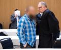 Bild: Sven Hoppe/dpa
Der inzwischen nach Bosnien-Herzegowina abgeschobene Salafisten-Prediger Izzuddin J. (vorne, links) und sein Anwalt Jochen Thielmann (vorne, rechts) warten am 9. November 2017 im Verhandlungssaal des Oberlandesgericht in München auf den Prozessbeginn.