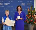 Bild: Rolf Poss/exb
Hanna Schertl (links) hat im Maximilianeum in München die Bayerische Verfassungsmedaille bekommen. Landtagspräsidentin Ilse Aigner überreichte die seltene Auszeichnung.