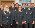 Bild: sön
Dem neuen Vorstand des Feuerwehrvereins Thanheim mit Vorsitzendem Markus Färber und dessen Stellvertreter Andreas Schoppe (vorne, Vierter und Fünfter von links) gratulieren Bürgermeister Markus Dollacker (rechts), KBI Hubert Blödt und KBM Jürgen Ehrnsberger (von links).