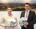 Bild: exb
Landrat Thomas Ebeling (rechts) und der ÖPNV-Beauftragte am Landratsamt Schwandorf, Dominik Hauser, stellen den Taschenfahrplan 2019 vor.