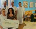 Bild: exb
Marina Frister (vorne, r.) vom Bunten Kreis Nordoberpfalz kann sich über eine Spende von 350 Euro vom Team der Radiologie um Petra Meissner (vorne, l.), Dr. Thomas Finkenzeller, (hinten, l.), Leiter des Neuroradiologischen Zentrums Nordostbayern, Chefarzt Prof. Dr. Christian Paetzel (hinten, 2.v.r.) und leitendem Oberarzt Dr. Karl Scheibl (hinten, r.) freuen. Auch Dr. Fritz Schneble (hinten, 2.v.l., Chefarzt der Kinderklinik, freut sich über die Spende der Kolleginnen und Kollegen. Bild: Kliniken Nordoberpfalz AG.)