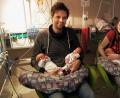 Bild: Julia Gergovich
Daniela und Markus Hohler sind gerüstet für ein Leben mit den Drillingen David, Nico und Ella.