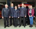 Bild: bgm
Kreisbrandmeister Alfons Huber, Kommandant Thomas Kellner (Erster und Zweiter von links), Bürgermeister Rudolf Schopper (von rechts), Dritte Bürgermeisterin Maria Sauer und Vorstand Peter Beck gratulierten Sonja Treml, Oliver Stör, Markus Mois und Josef Simmerl (Viete bis Siebter von links) zu langjähriger Dienstzeit und erfolgreichen Weiterbildungen.