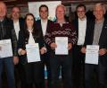 Bild: frd
Lothar Schatz (mit Urkunden von links), Juliane Ried, Hans-Holger Knittel und Lorenz Reil wurden für langjährige Mitgliedschaft ausgezeichnet. Dazu gratulierten auch (hinten von links) MdL Alexander Flierl, Europawahl-Kandidat Christian Doleschal und Ortsvorsitzender Tobias Ehrenfried.