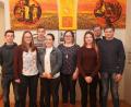 Bild: fvo
Pfarrer Norbert Götz (Zweiter von rechts) verabschiedet die Ministranten (von links) Simon Kleber, Lena Lukas, Ricco Pankotsch, Hannah-Sophia Hornstein, Anna-Marie Holfelner, Anja Szubartowicz und Christoph Weig.