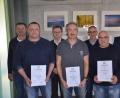 Bild: exb
Verbandsdirektor Thomas Knoll (Dritter von links) gratulierte zusammen mit den zuständigen Vorgesetzten und Personalratsvertreter Markus Pirzer (rechts) den Arbeitsjubilaren des ZMS Dieter Roidl, Manfred Lehmer und Nenad Randjelovic (vordere Reihe mit Urkunden, von links) zu zusammen 85 Jahren Betriebszugehörigkeit.
