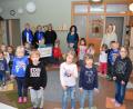Bild: bnr
Der Frauenbund überraschte den Landkindergarten mit einer Spende von 500 Euro. Maria Zimmerer (links) und Vorsitzende Maria Müller (Mitte) übergaben den Betrag an die Leiterin der Einrichtung Sabine Maderer (Dritte von links) und ihrem Team. Mit einem Lied bedankten sich die Kinder.
