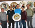 Bild: ufh
Bei der Preisverteilung gratulieren stellvertretender Schützenmeister Uwe Friedrich (links), der die Scheibe gestiftet hatte, und Schützenmeister Werner Wendl (rechts) den Gewinnern Alexander Rösl (Mitte), Michael Bauer und Anita Bauer