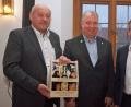Bild: sön
Mit einem Biertragerl und einem finanziellen Zuschuss für eine Urlaubsreise gratulierten CSU-Ortsvorsitzender Johann Bösl (links) und dessen Stellvertreter Klaus Hernes (rechts) Bürgermeister Markus Dollacker.