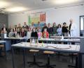 Bild: den
Im Schülerlabor zeigte Uli Roth (rechts) den Kindern einige spannende Experimente.
