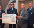 Bild: sön
Die Spende über 4900 Euro überreicht Joachim Hantke im Beisein von Pater Hermann Sturm und Kommandant Michael Rothut III (von rechts) an Mesner Josef Donhauser (links).
