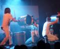 Bild: weu
Die Protagonisten der Show "Drum Stars" zeigten eine rasante Show aus Rhythmik und Lichteffekten. Selbst Müll- und Regentonnen waren vor den rhythmischen Schlägen der Trommler und Schlagzeuger nicht sicher.