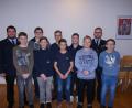 Bild: nib
Die Jugendlichen freuen sich über die Auszeichnung durch die Feuerwehrverantwortlichen: Im Bild von links Jugendwart Matthias Ziegelmeier, Florian Pronath (Bronze), Timo Weigert (Gold-Rot), Ferdinand Hiltner (Bronze), Kilian Plank (Silber), Nico Plank (Gold), Paul Hiltner (Silber), Luis Ziegler (Silber), Jugendwarthelfer Patrick Avemaria und Lukas Schönberger (Bronze)