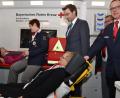 Bild: hcz
Im Behandlungsraum in der mobilen Sanitätsstation können zwei Verletzte gleichzeitig behandelt werden: Pfarrer Hans- Martin Meuß (hinten) und stellvertretende Kreisgeschäftsführerin Edeltraud Sperber.