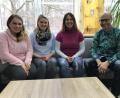 Bild: eig
Drei junge Frauen, die begeistert an der FakS lernen: Nicole Scott, Julia Zwetzig und Marina Krisch mit Fachleiter Roland Kusche (von links).