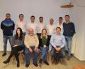 Bild: jlr
Die Mitglieder des Immenreuther Sportvereins haben gewählt: (hinten von links) Beisitzer Norbert Bock, Schriftführer Matthias Pocker, zweiter Vorsitzender Stefan König, Kassier Peter Heindl, Vorsitzender Jürgen Lautner, Beisitzer Reiner Ullmann, Abteilungsleiter Fußball Florian Stelzl, (vorne von links) Beisitzerin Stefanie Märkl, Abteilungsleiter Tennis Willy Merkl, Beisitzerin Verena Kassler und zweiter Kassier Dominik Reger.

Vordere Reihe sitzend von links nach rechts: Beisitzerin Stefanie Märkl, Abteilungsleiter Tennis Willy Merkl, Beisitzerin Verena Kassler und 2.
Kassier Dominik Reger.