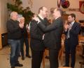 Bild: Gabi Schönberger
Viele Glückwünsche darf Richard Kammerer bei der Feier in der Mehrzweckhalle entgegennehmen. Zu den Gratulanten gehören auch Landrat Andreas Meier und Stephan Oetzinger (rechts), der nach seiner Wahl in den Landtag den Chefsessel im Rathaus freigemacht hat.
