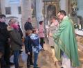 Bild: jzk
Nach dem allgemeinen Blasiussegen am Ende der Gottesdienste erteilen Stadtpfarrer Konrad Amschl und Gemeindereferent Jochen Gößl (von rechts) noch vielen Gottesdienstbesuchern den Einzelsegen.