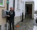 Bild: kgg
Bürgermeister Bernd Sommer mit der neuen Defibrillator-Box am Rathaus.