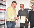 Bild: es
TSV-Vorsitzender Fred Eckl (links) und sein Stellvertreter Rudi Tröster (rechts) gratulieren dem neuen Ehremitglied Jochen Calame (Mitte).