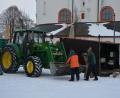 Bild: jr
Am Montagnachmittag bauten die Mitglieder des Fördervereins die kleine Budenstadt wieder ab. Viel Arbeit um nichts, der Schnee war Schuld, dass die Veranstaltung ausfallen musste.