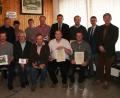 Bild: wro
Ausgezeichnet wurden die erfolgreichsten Rinderzüchter. Es gratulierten (stehend von rechts): Landwirtschaftsdirektor Wolfgang Wenisch, Dr. Hubert Schuster, Vorsitzender Harald Püttner (selber Preisträger) und Dr. Thomas Niebler. Glückwünsche übermittelten auch Rudolf Traxinger und Dr. Klemens Dötsch (von links).
