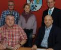 Bild: gf
Die Gemeinde Poppenricht hat einen neuen Inklusionsbeauftragten (vorne, von links) : Frank Senft und Georg Dietrich, Vorsitzender des Inklusionsbündnisses Amberg-Sulzbach; hinten (von links): Verwaltungsleiter Hartmut Gawlik, Inklusionsansprechpartnerin Silke Haller und Zweiter Bürgermeister Hermann Böhm.
