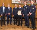 Bild: u
Eine besondere Ehrung erfährt der Vorsitzende der Hirschauer Wehr Michael Schuminetz beim Festkommersabend. Er wird mit dem Feuerwehr-Ehrenkreuz in Silber des Kreisfeuerwehrverbands Amberg-Sulzbach ausgezeichnet (von links): Zweiter Vorsitzender Thomas Maier, Bürgermeister Hermann Falk, Landrat Richard Reisinger, Kreisbrandrat Fredi Weiß, Michael Schuminetz, Kommandant Sebastian Jasinsky und stellvertretender Kommandant Claus Meyer.
