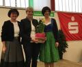 Bild: ihl
Barbara Weiherer (Mitte) wird für ihren Fernsehauftritt von Bezirksbäuerin Rita Blümel (links) und Kreisbäuerin Sabine Schindler geehrt.