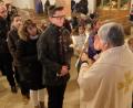 Bild: do
Bereits in der Vorabendmesse am Samstag spenden Stadtpfarrer Thomas Jeschner und Pfarrer Paul (nicht im Bild) den Gläubigen den Blasiussegen. Außerdem werden anlässlich des Fests Maria Lichtmess Kerzen geweiht.