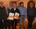 Bild: jr
Leopold Graßold und Josef Strauß (vorne, von links, mit Geschenken) wurden nach 30 Jahren aus der Konnersreuther Kirchenverwaltung verabschiedet. Mit im Bild (von links) Uwe Rosner, Kirchenpfleger Otto Hofmann, Manfred Günthner, Richard Härtl, Philipp Schwan und Pfarrseelsorger Pater Benedikt Leitmayr.