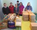 Bild: jzk
Rita Ponnath, Anna Haberkorn, Regina Frank, Elke Burger und Maria Drechsler (von links) verpacken 80 Kilogramm Stifte in vier große Pakete und bringen sie zur Post. Stadtpfarrer Konrad Amschl (links) unterstützt die Aktion des Kemnather Frauenbundes.