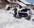Bild: mmj
Eiskalte Wegfahrsperre in Schönsee: Bevor das Auto gestartet werden kann, müssen erst die Schneemassen ringsum abgeräumt werden. Der Wintereinbruch beschert einiges an zusätzlicher Arbeit.