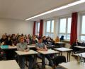 Bild: stg
Bundestagsabgeordneter Uli Grötsch (rechts) diskutiert mit Schülern des Gymnasiums Eschenbach.