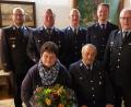 Bild: le
Die Feuerwehr Bergnetsreuth zeichnete verdiente Mitglieder aus. Sitzend, von links: Lisa und Josef Saller sowie (stehend, von links) Kreisbrandrat Marco Saller, Harald Kick, Kommandant Bernhard Einweg, Vorsitzender Tobias Labbert und Kreisbrandrat Alfons Huber.